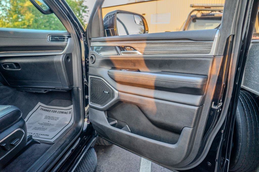 Used 2024 Jeep Wagoneer L Series II w/ Flexible Seating Group AWD/4WD image 26