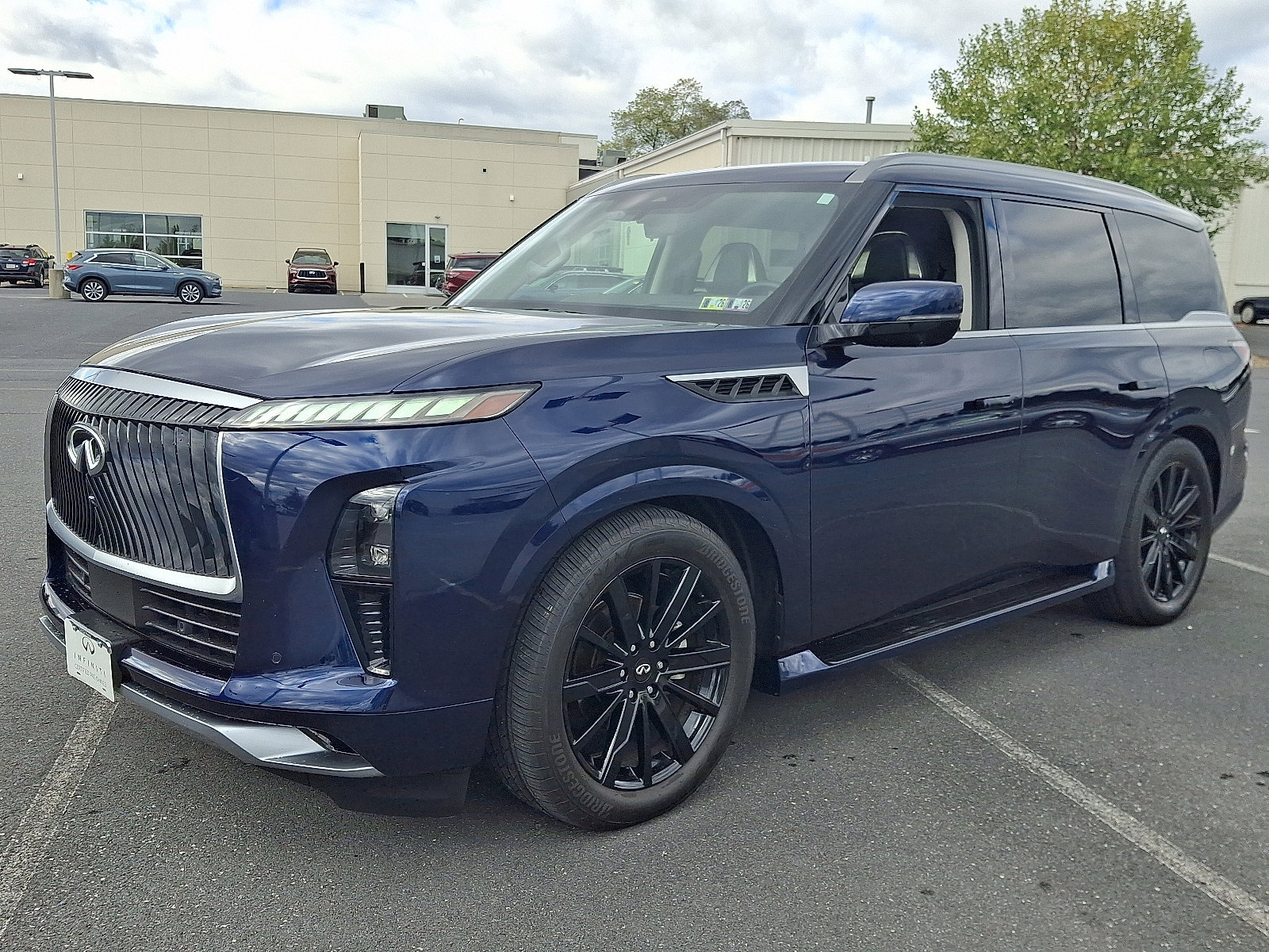 Certified 2025 INFINITI QX80 Sensory image 3