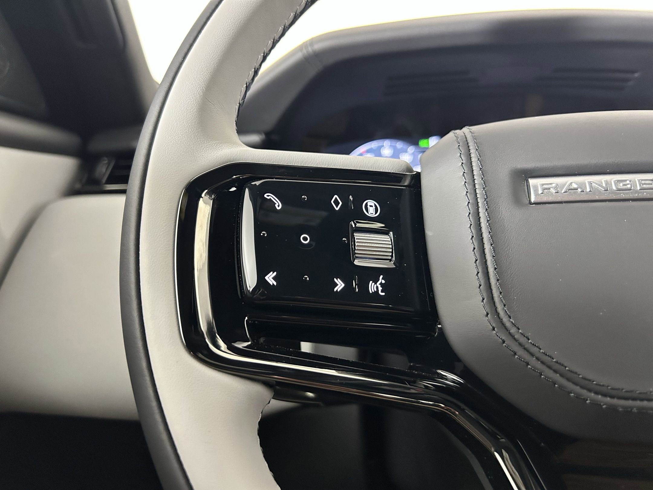 New 2026 Land Rover Range Rover Velar Dynamic SE image 15