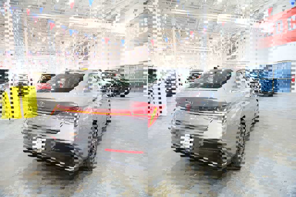 Used 2024 Hyundai Elantra Limited image 11