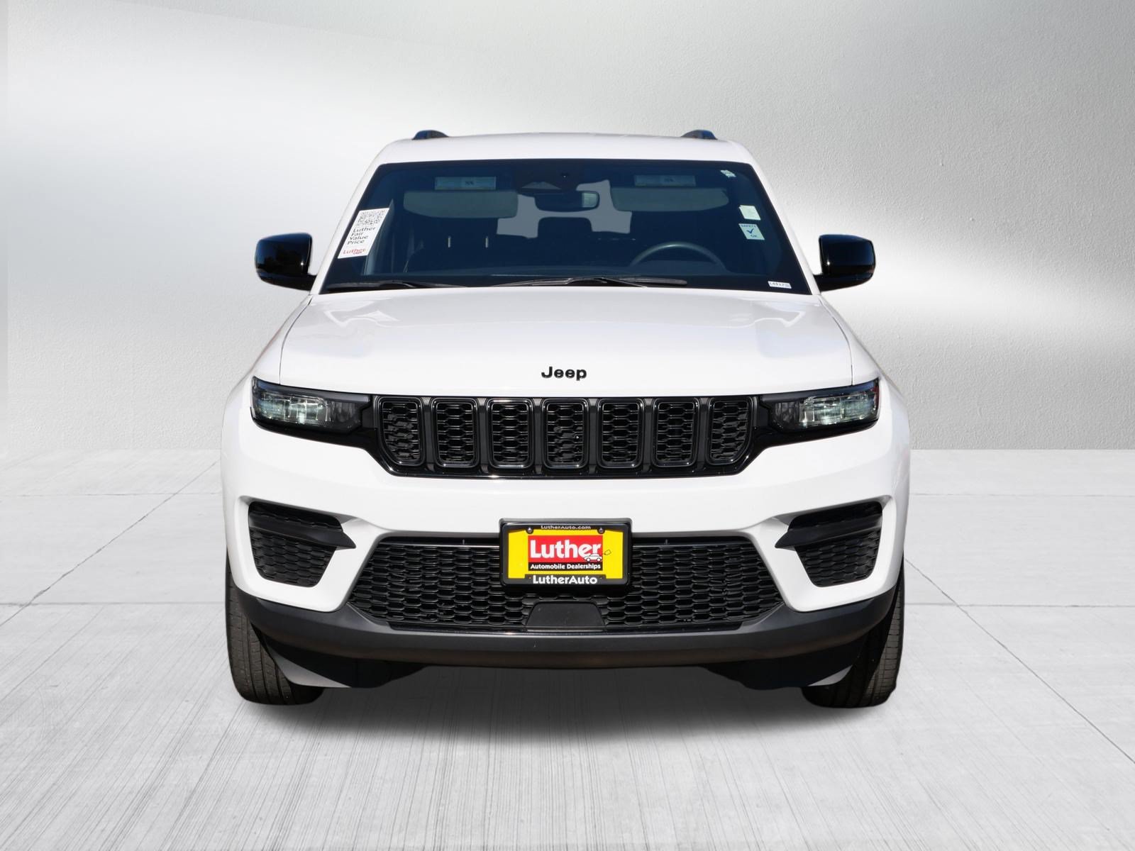 Used 2024 Jeep Grand Cherokee Altitude AWD/4WD image 2