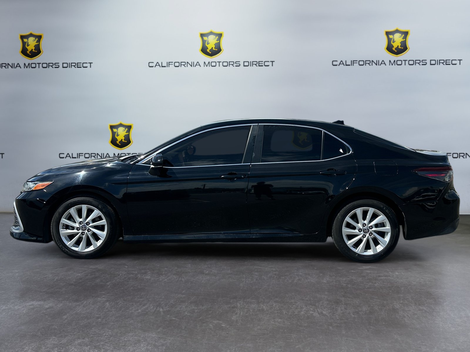 Used 2022 Toyota Camry LE FWD image 2