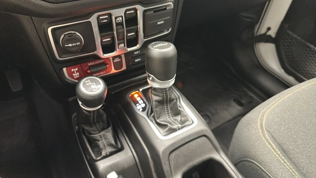 Used 2024 Jeep Gladiator Willys AWD/4WD image 21
