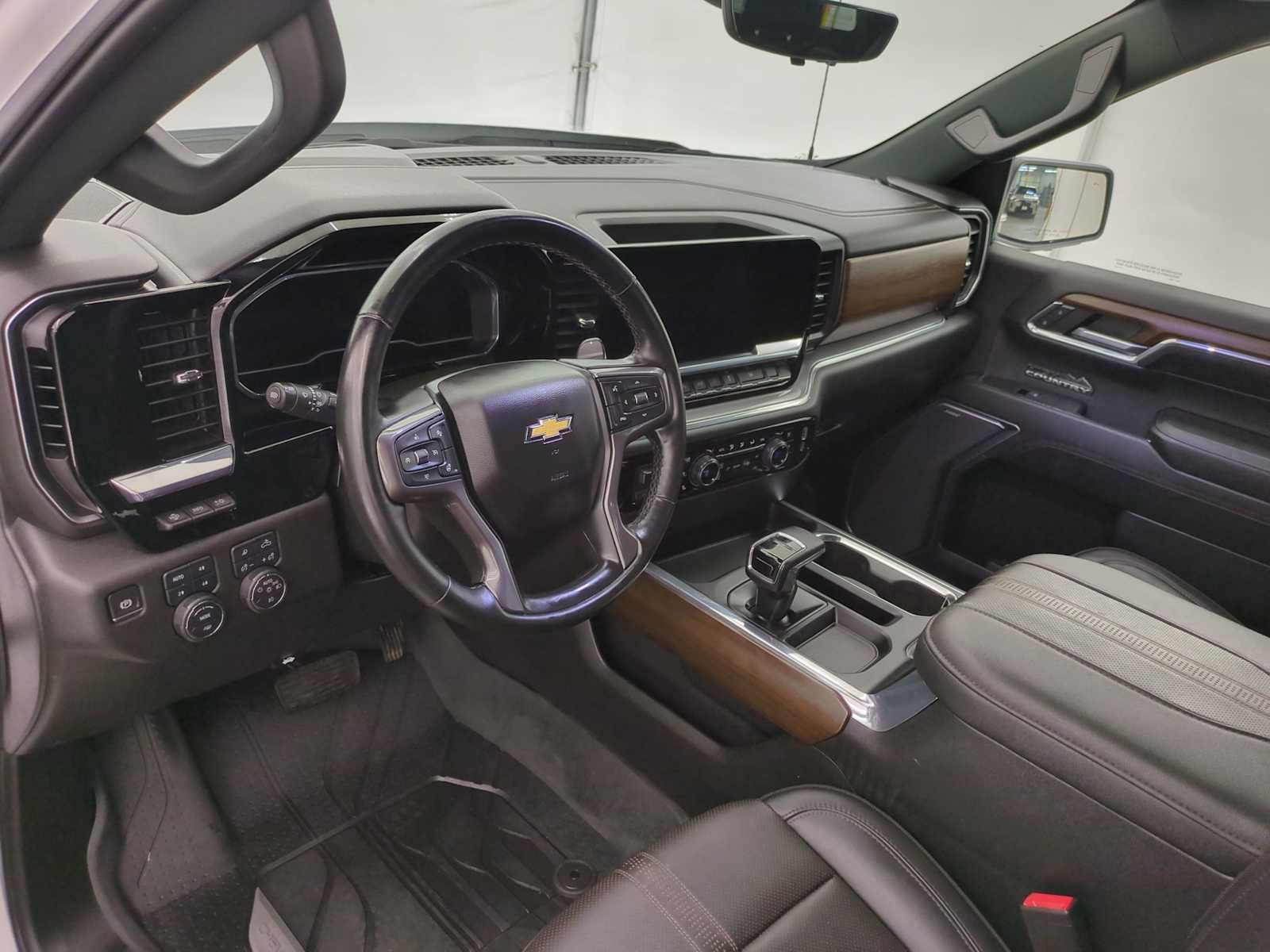 Used 2024 Chevrolet Silverado 1500 High Country w/ High Country Premium Package AWD/4WD image 2