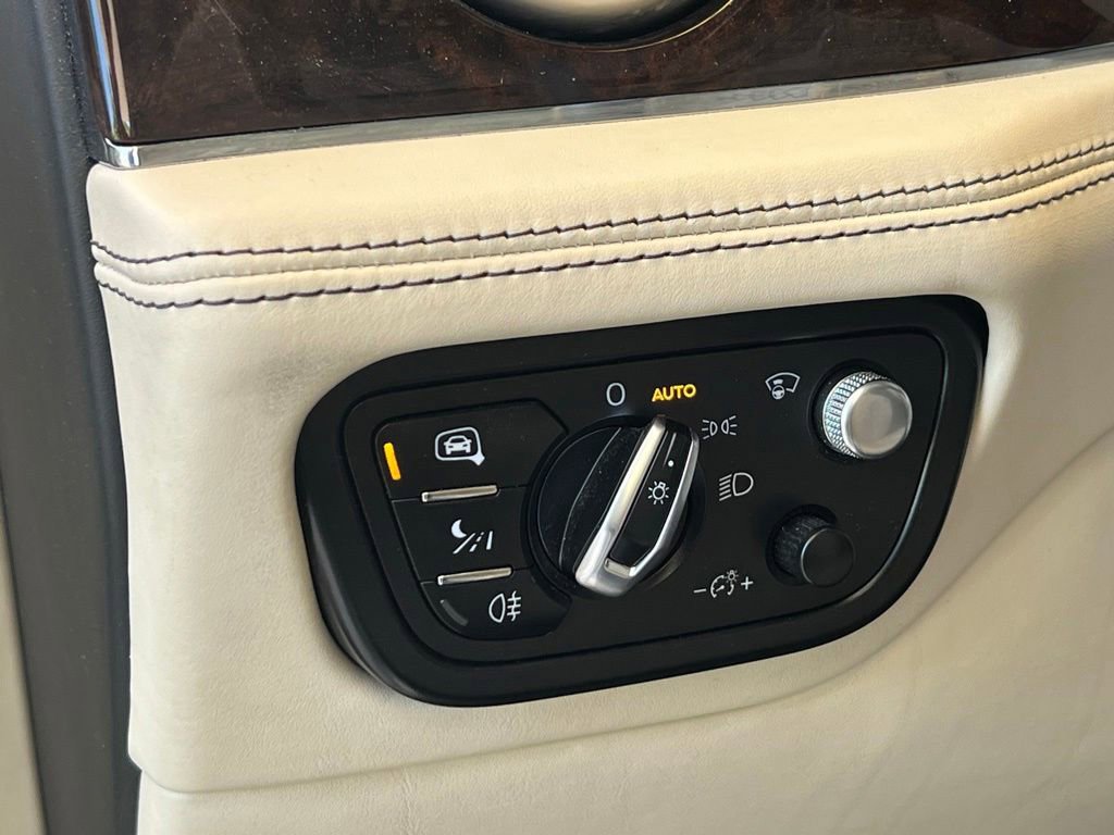 Used 2017 Bentley Bentayga AWD/4WD image 15