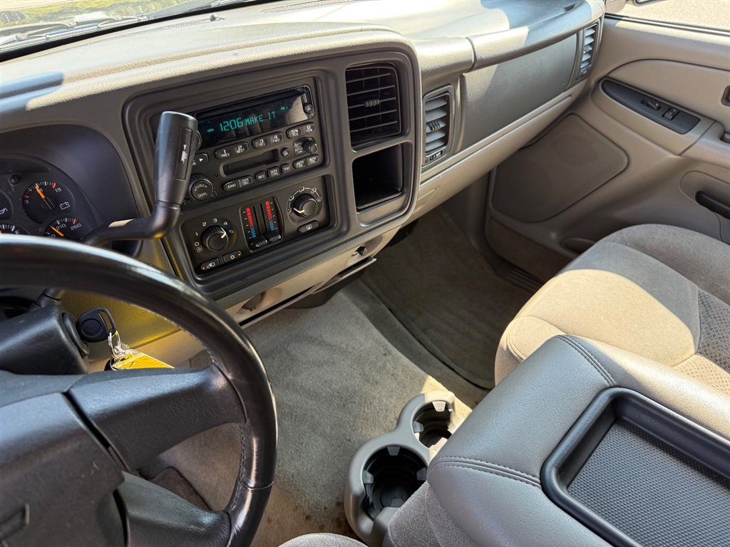 Used 2004 Chevrolet Suburban LS RWD image 22