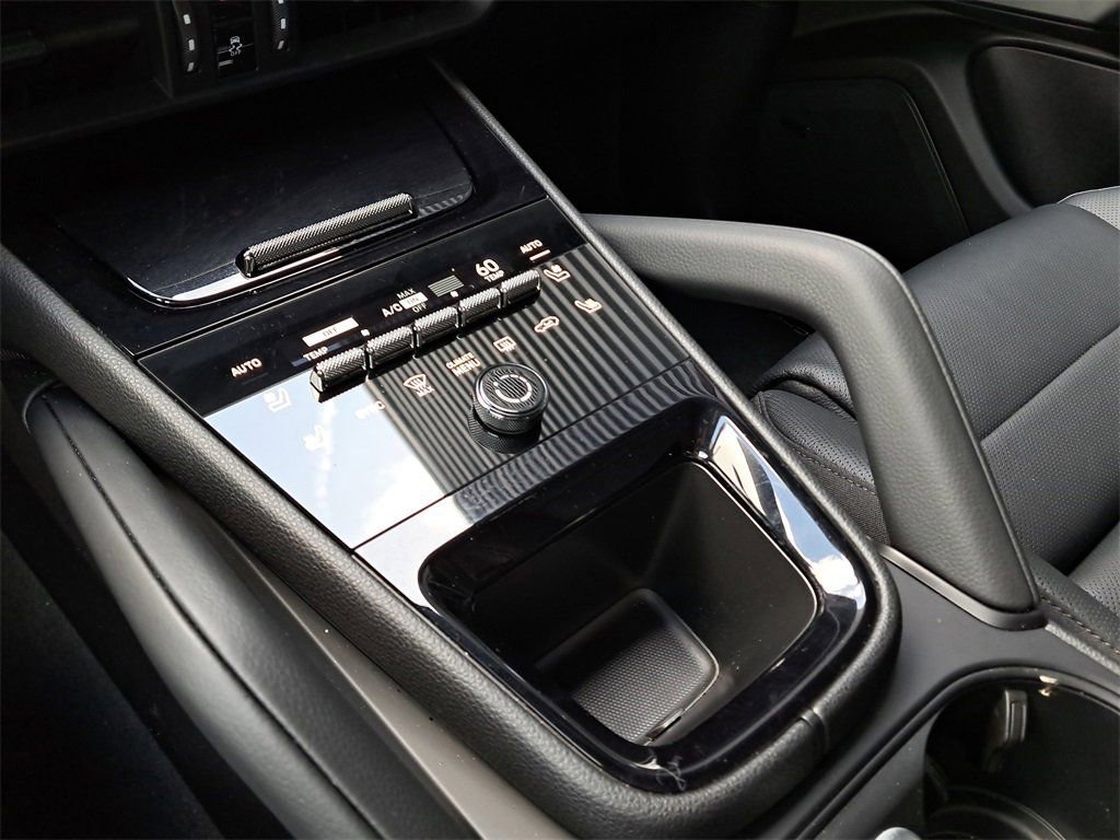 Certified 2025 Porsche Cayenne AWD/4WD image 33