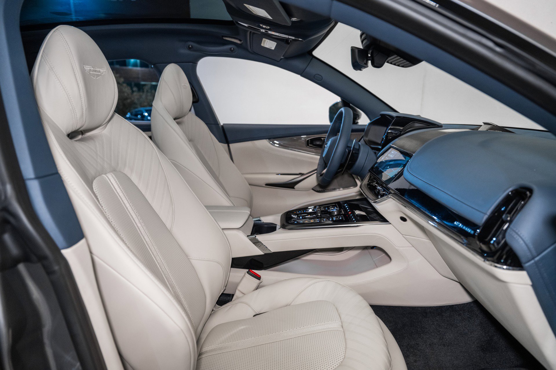 Used 2025 Aston Martin DBX 707 image 20