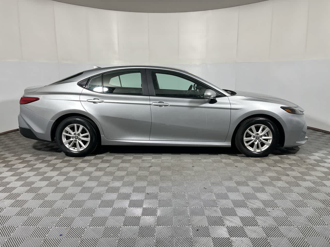 Used 2025 Toyota Camry LE FWD image 9