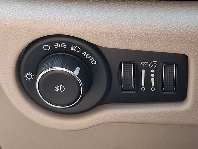 Used 2023 Chrysler Pacifica Touring-L AWD/4WD image 23