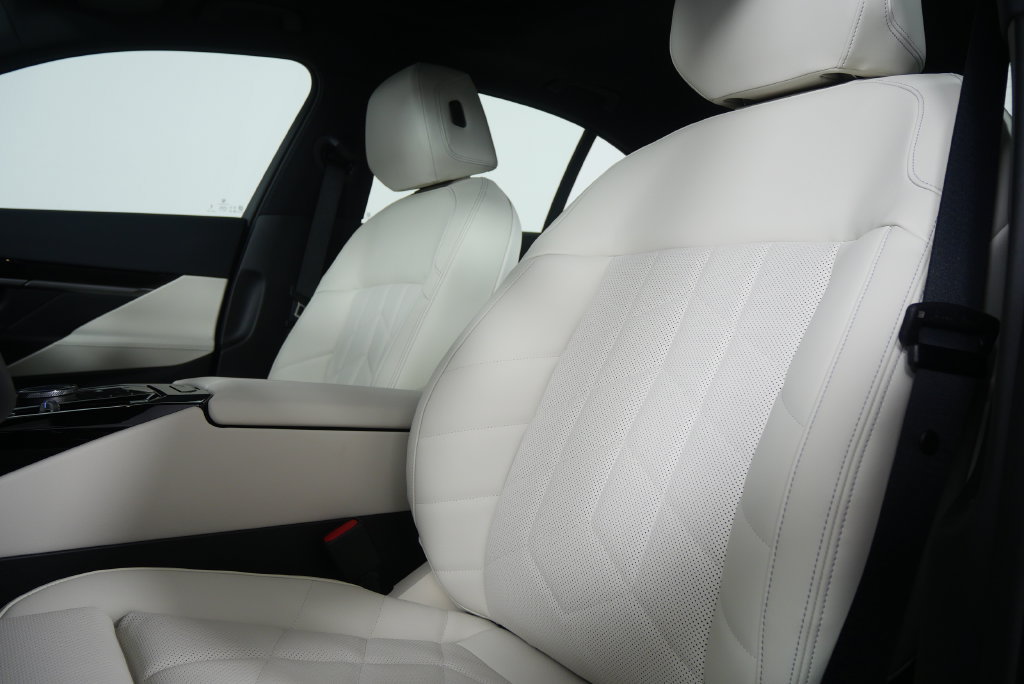 Used 2026 BMW 530i xDrive w/ Premium Package AWD/4WD image 11