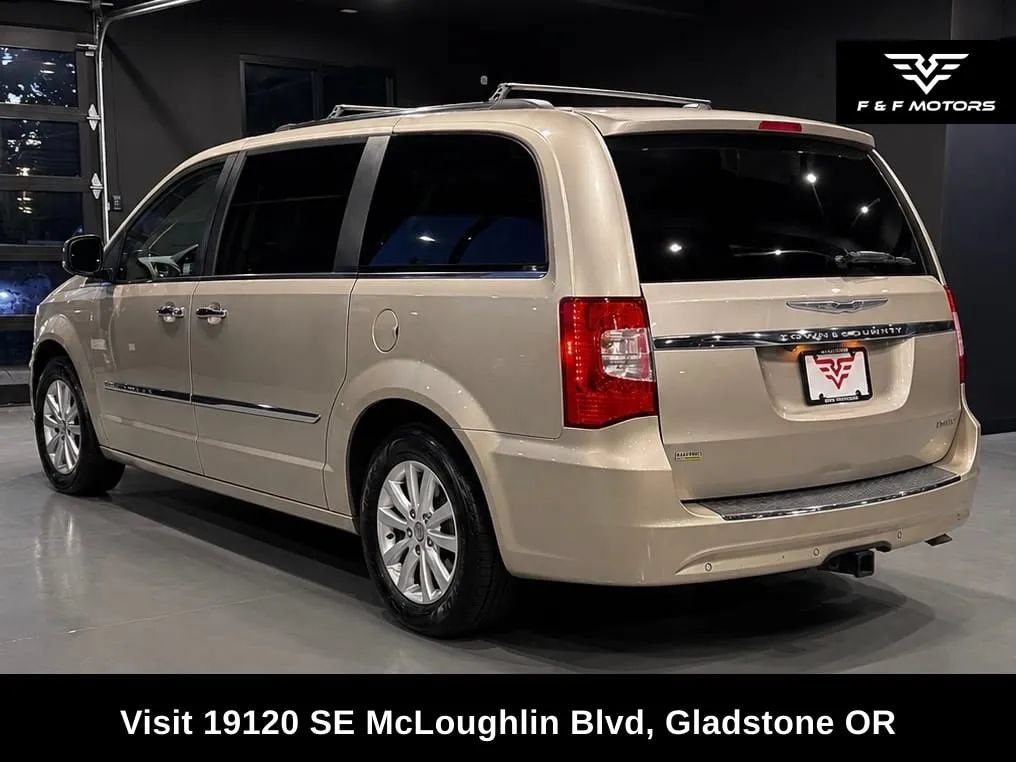 Used 2015 Chrysler Town & Country Limited Platinum w/ Trailer Tow Group FWD image 4