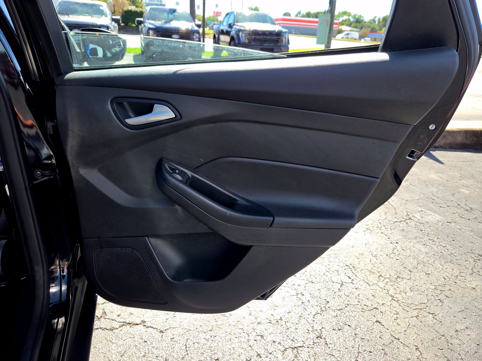 Used 2018 Ford Focus SE w/ SE Appearance Package FWD image 29