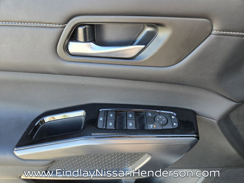 Used 2025 Nissan Pathfinder SL image 20
