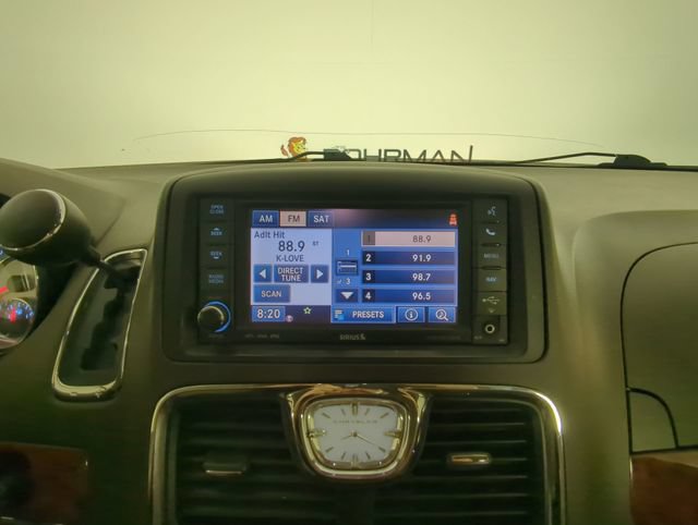 Used 2013 Chrysler Town & Country Touring FWD image 21