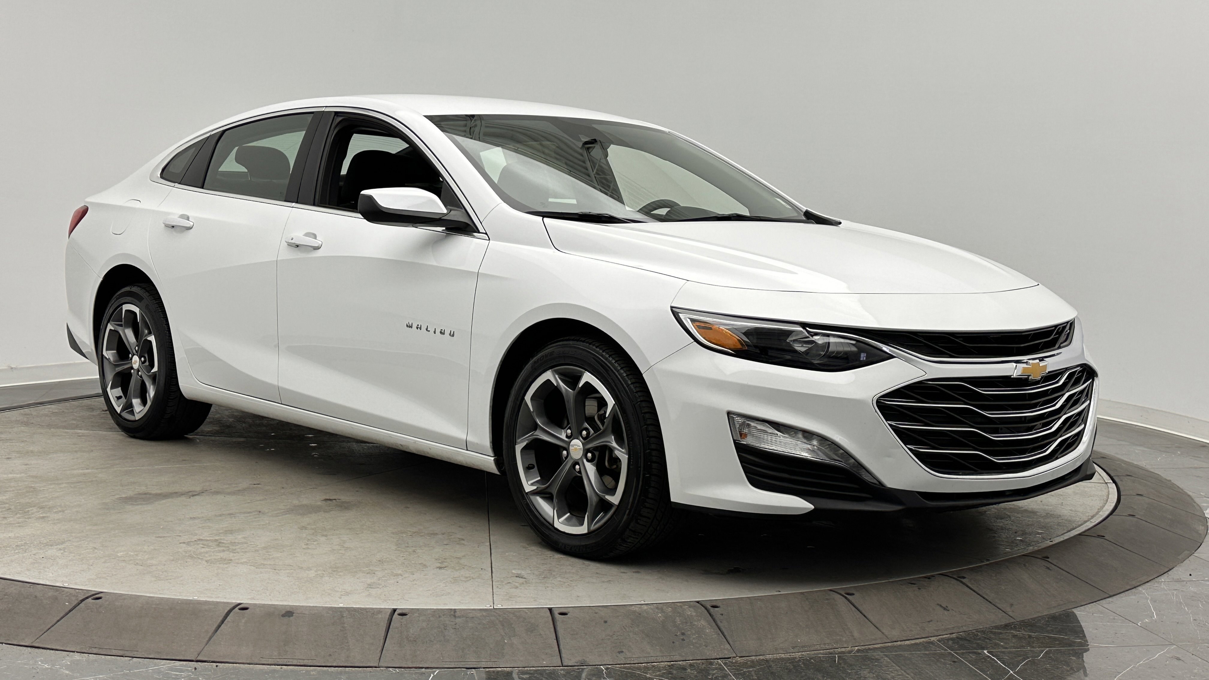 Used 2024 Chevrolet Malibu LT FWD image 3