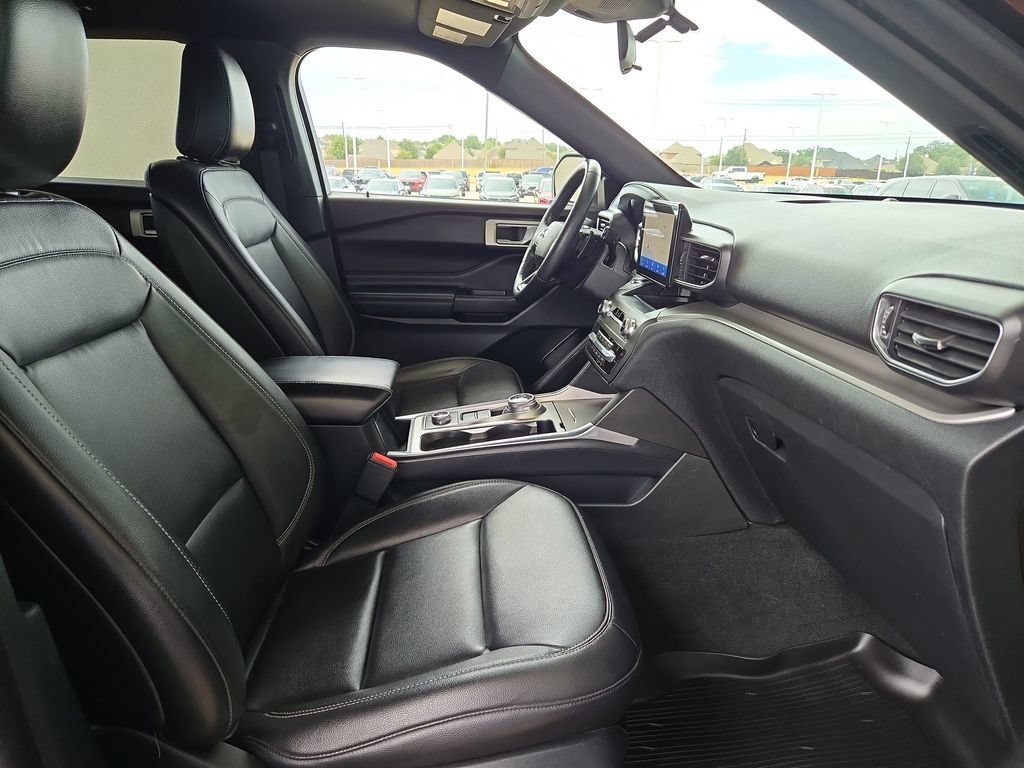 Used 2020 Ford Explorer XLT w/ Equipment Group 202A AWD/4WD image 27