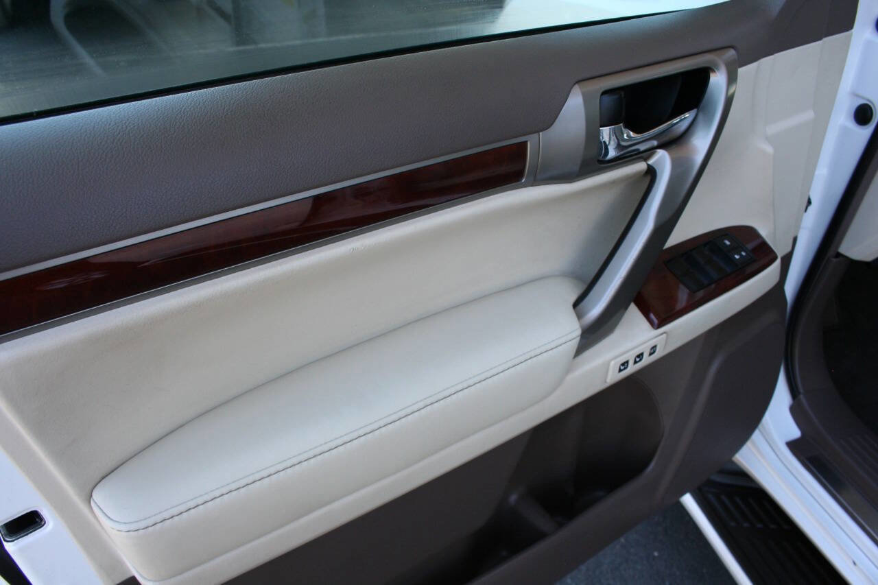 Used 2013 Lexus GX 460 w/ Convenience Pkg AWD/4WD image 16