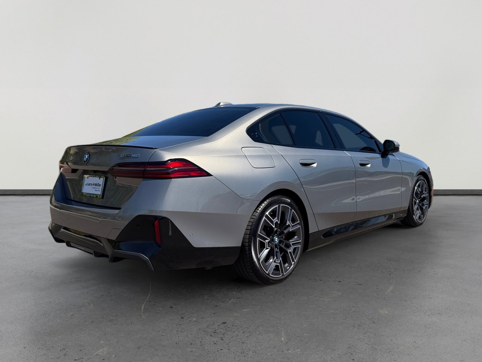 Used 2025 BMW i5 eDrive40i w/ M Sport Package image 5