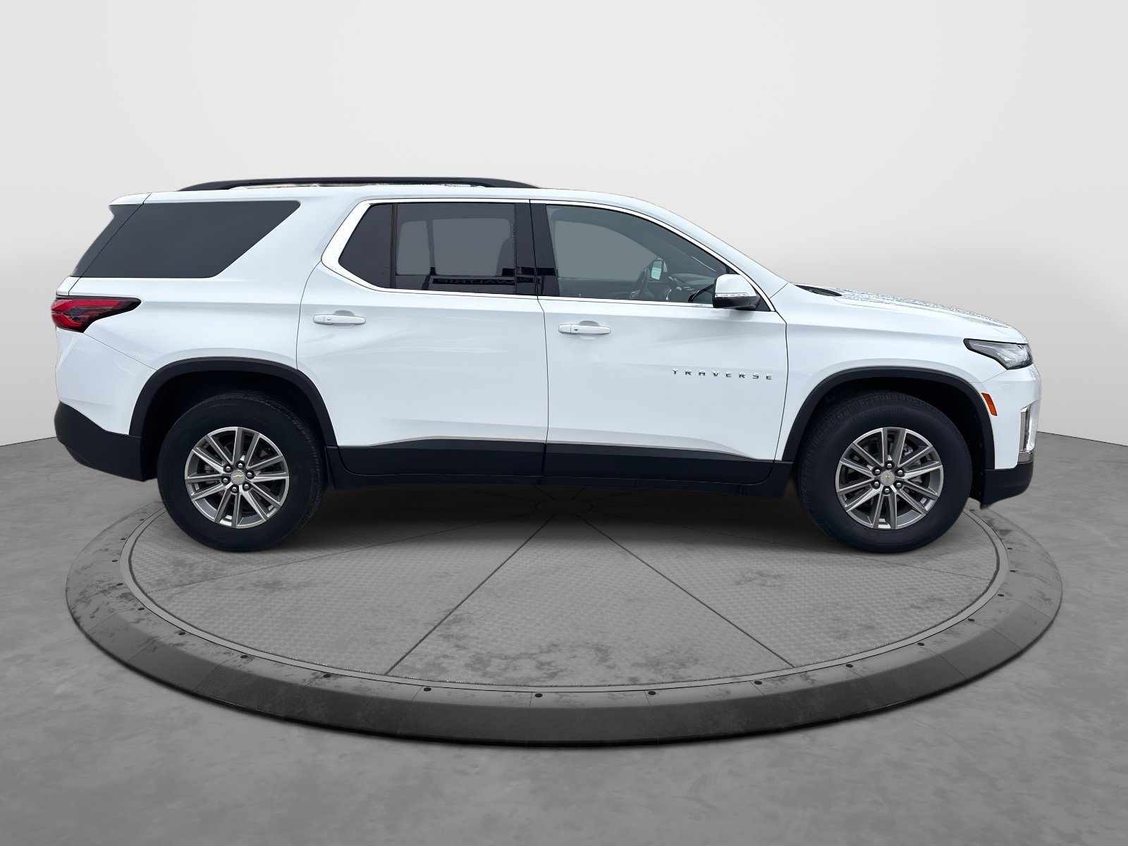 Used 2023 Chevrolet Traverse LT image 9