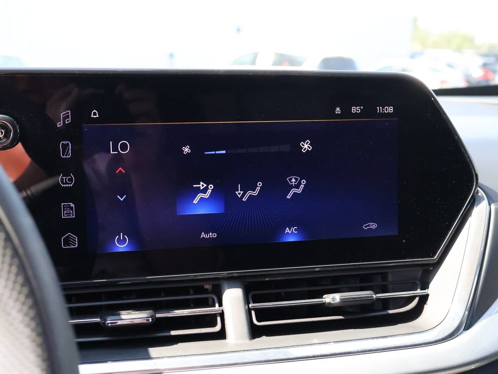 Used 2025 Chevrolet Trax LT FWD image 33