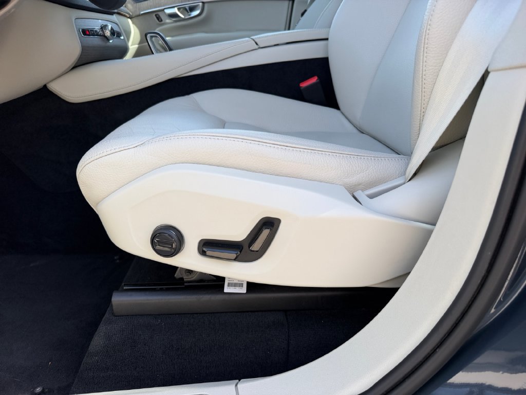 Certified 2024 Volvo XC90 B6 Plus AWD/4WD image 17
