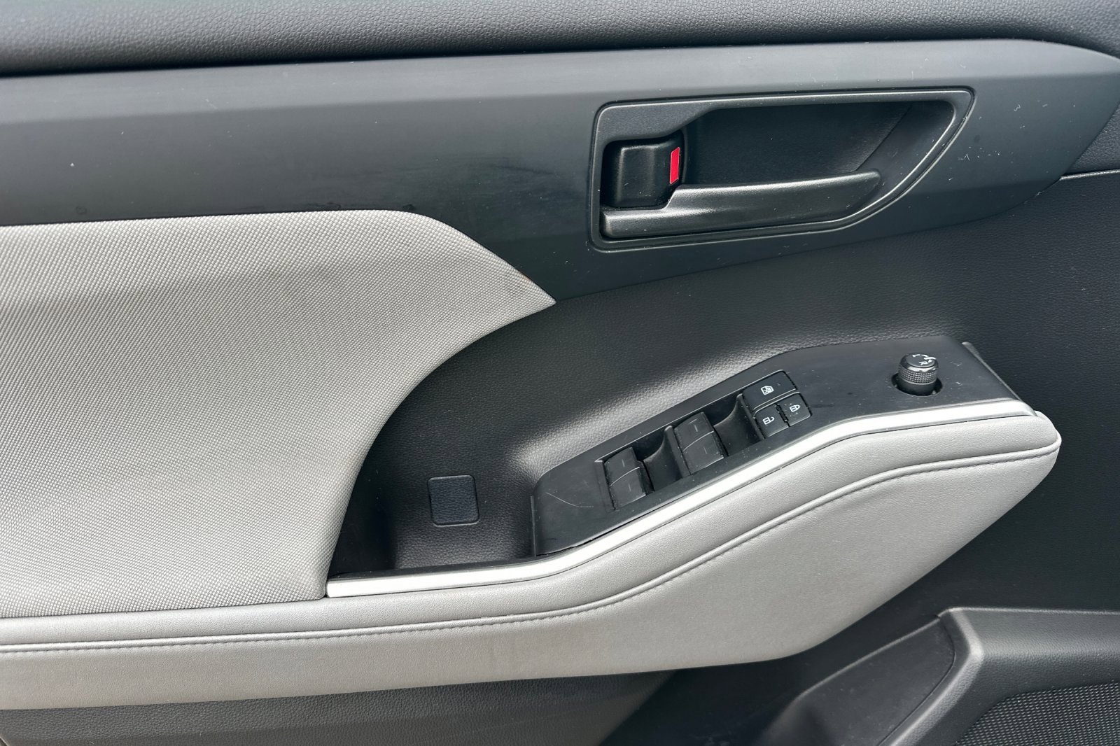 Used 2021 Toyota Highlander LE image 11