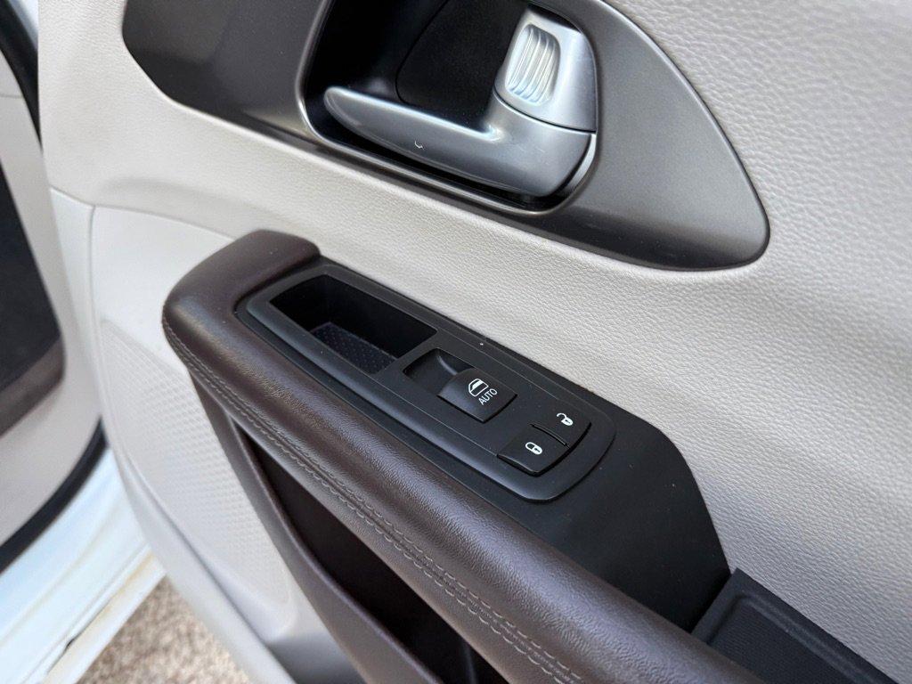 Used 2017 Chrysler Pacifica LX image 26