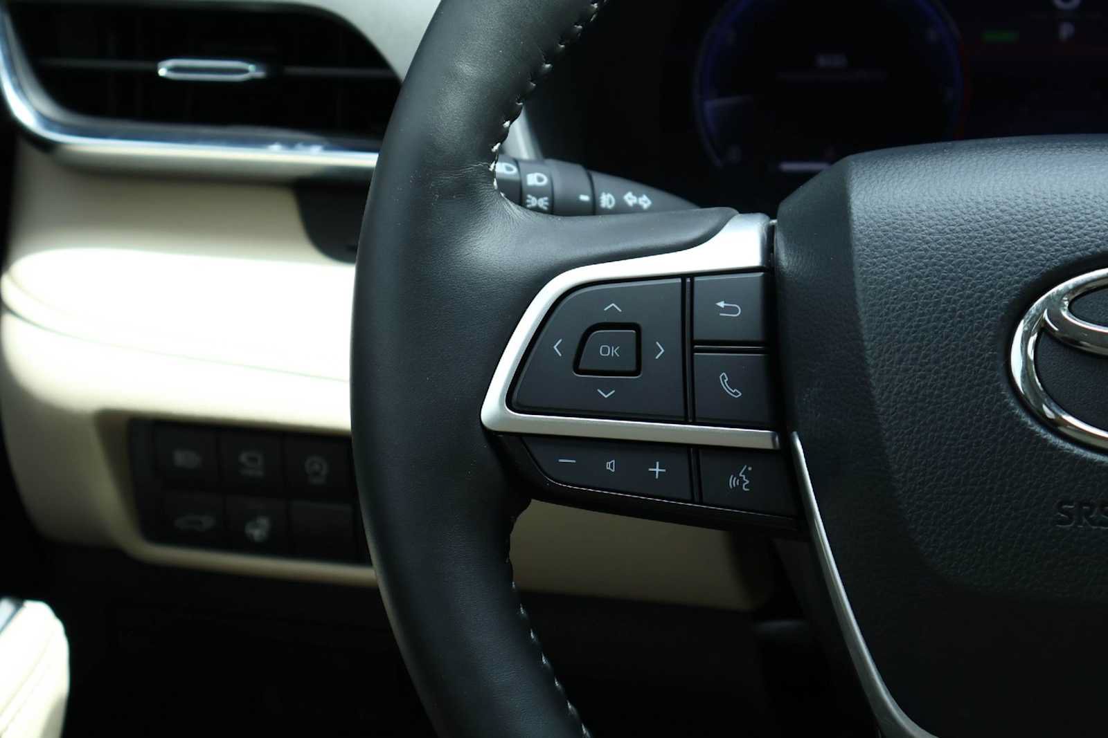 Used 2024 Toyota Highlander Limited FWD image 22