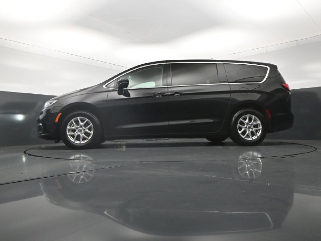Used 2024 Chrysler Pacifica Touring-L FWD image 31