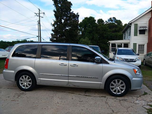 Used 2011 Chrysler Town & Country Touring-L w/ Entertainment Group #2 FWD image 6