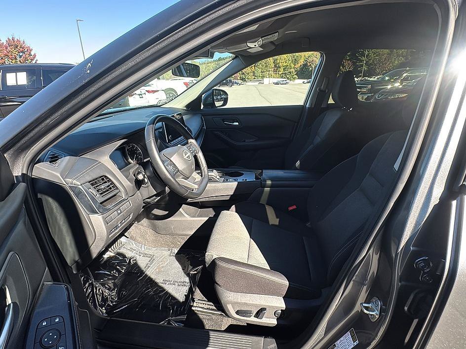 Certified 2025 Nissan Rogue SV FWD image 13