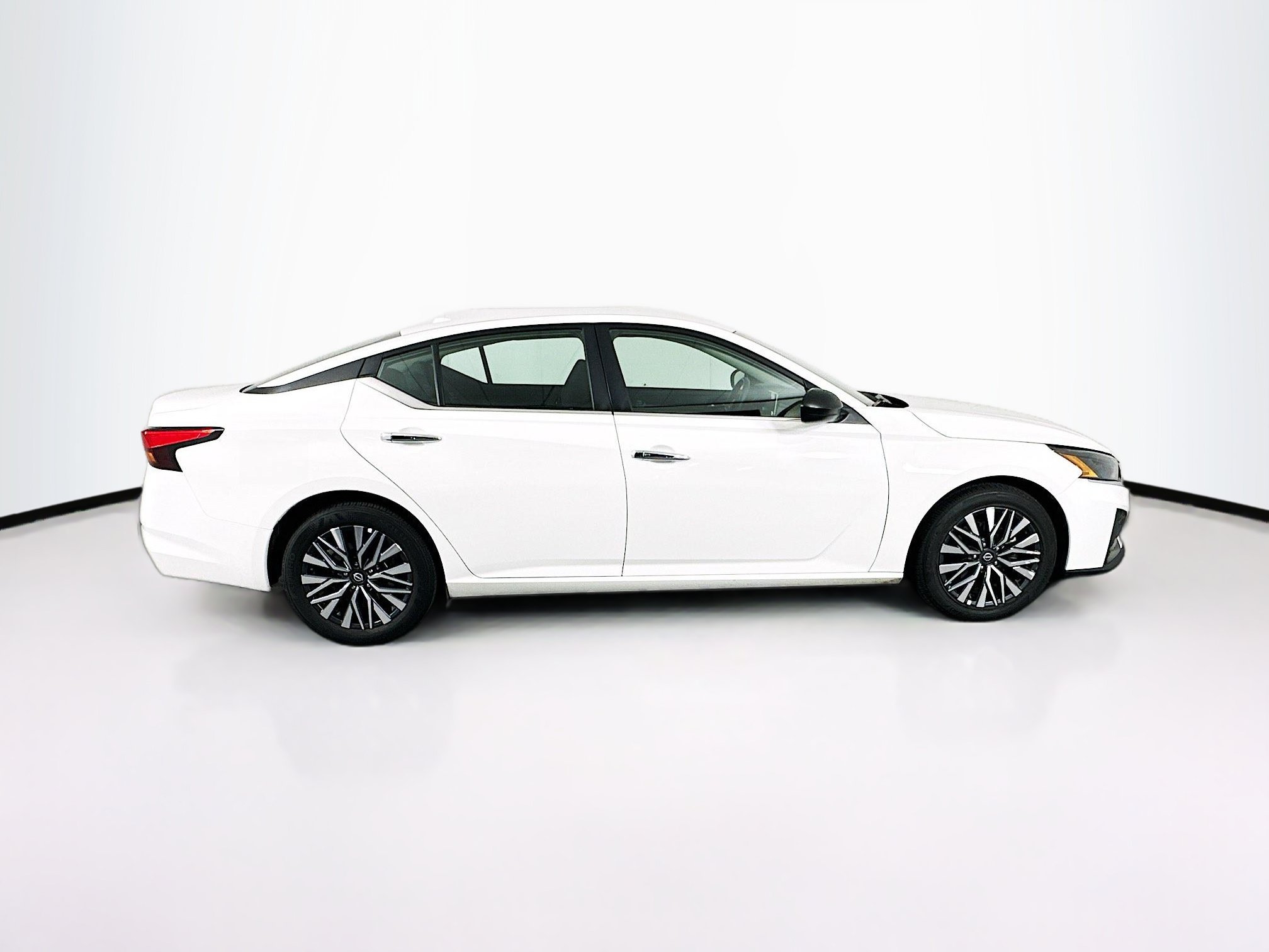 Used 2025 Nissan Altima 2.5 SV FWD image 10