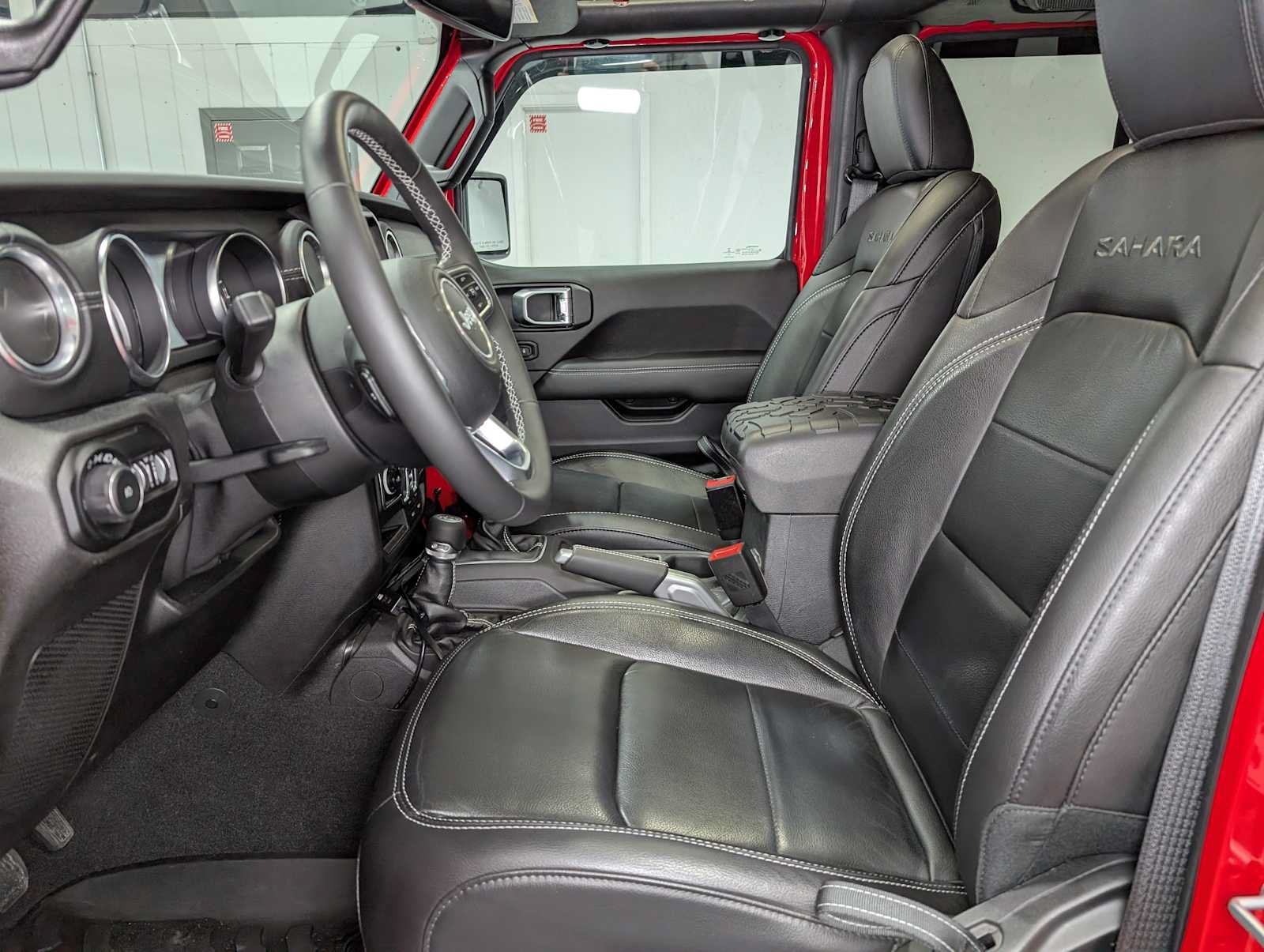 Used 2019 Jeep Wrangler Unlimited Sahara AWD/4WD image 4