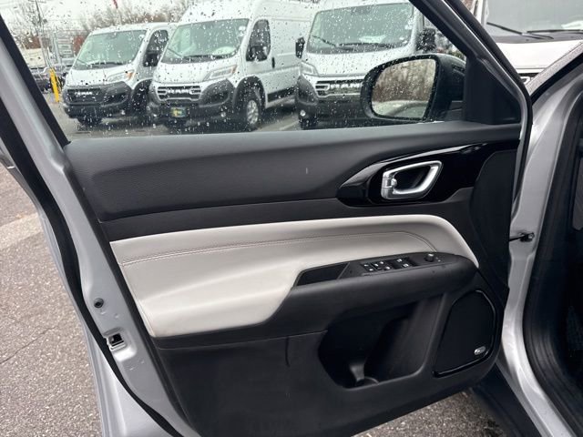 Certified 2025 Jeep Compass Limited w/ Sun & Sound Group image 31