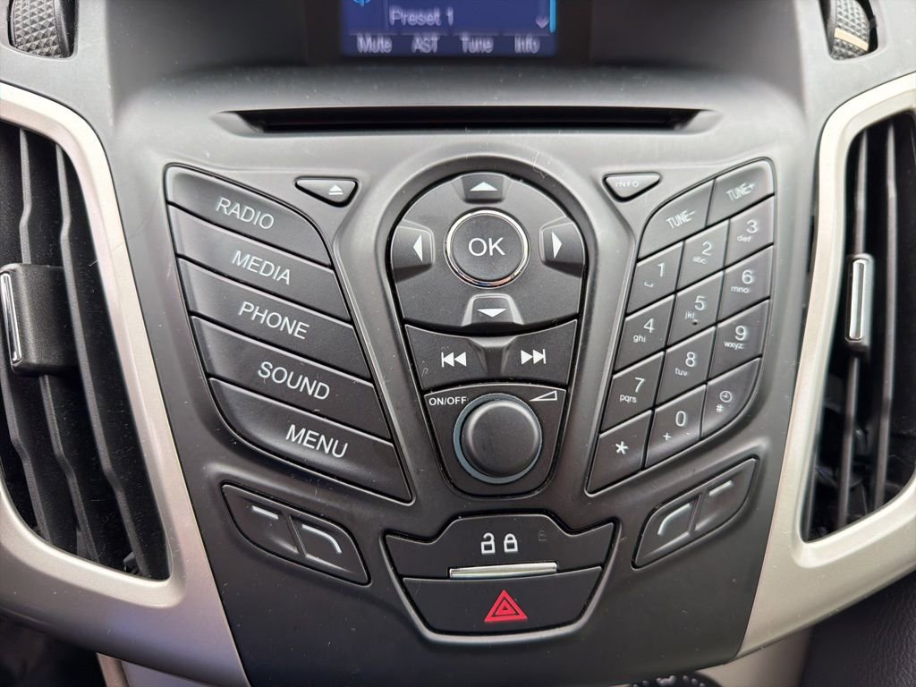 Used 2014 Ford Focus SE w/ SE Winter Package FWD image 9