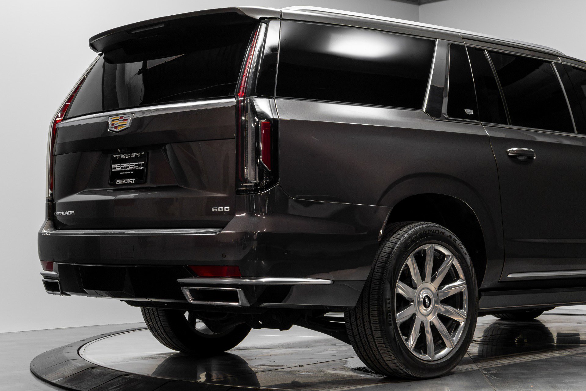 Used 2021 Cadillac Escalade ESV Premium Luxury Platinum w/ Heavy-Duty Trailer Package image 13