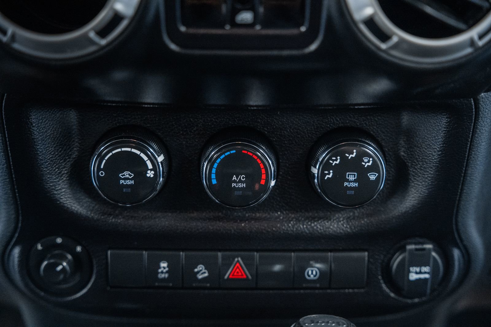 Used 2018 Jeep Wrangler Unlimited Sahara w/ Connectivity Group image 28