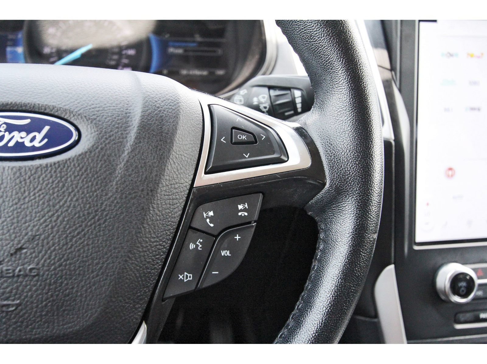 Used 2024 Ford Edge SEL AWD/4WD image 25