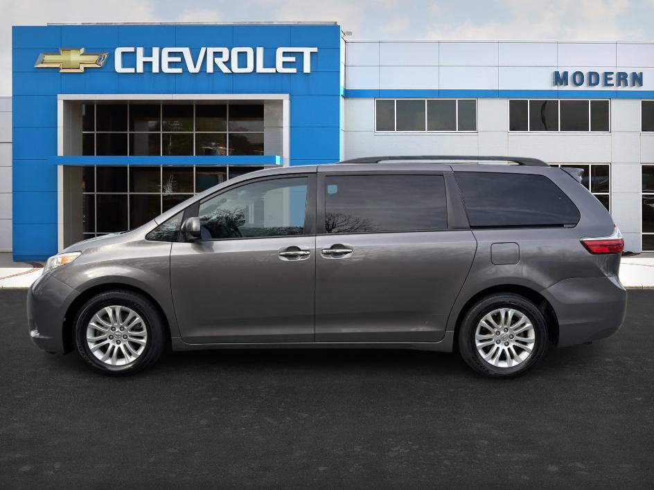 Used 2016 Toyota Sienna XLE image 2