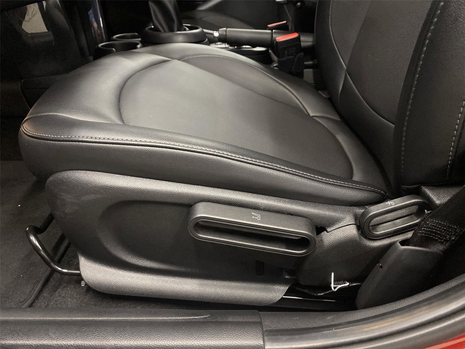 Used 2018 MINI Cooper 4-Door Hardtop image 18