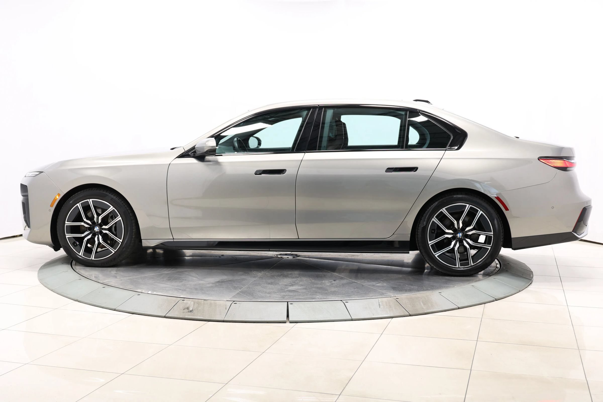 Used 2023 BMW 740i w/ Parking Assistance Package RWD image 7