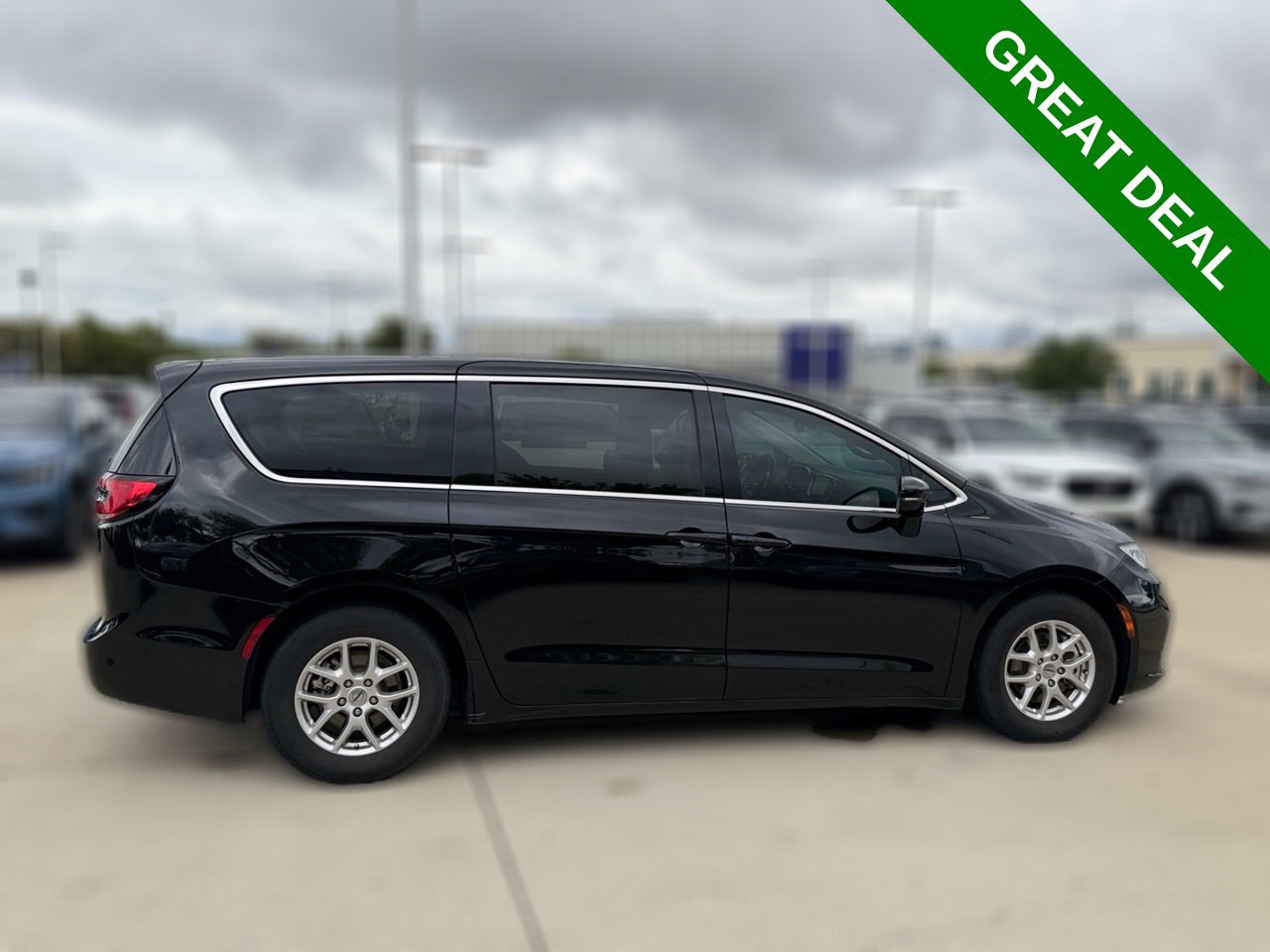 Used 2024 Chrysler Pacifica Touring-L FWD image 7