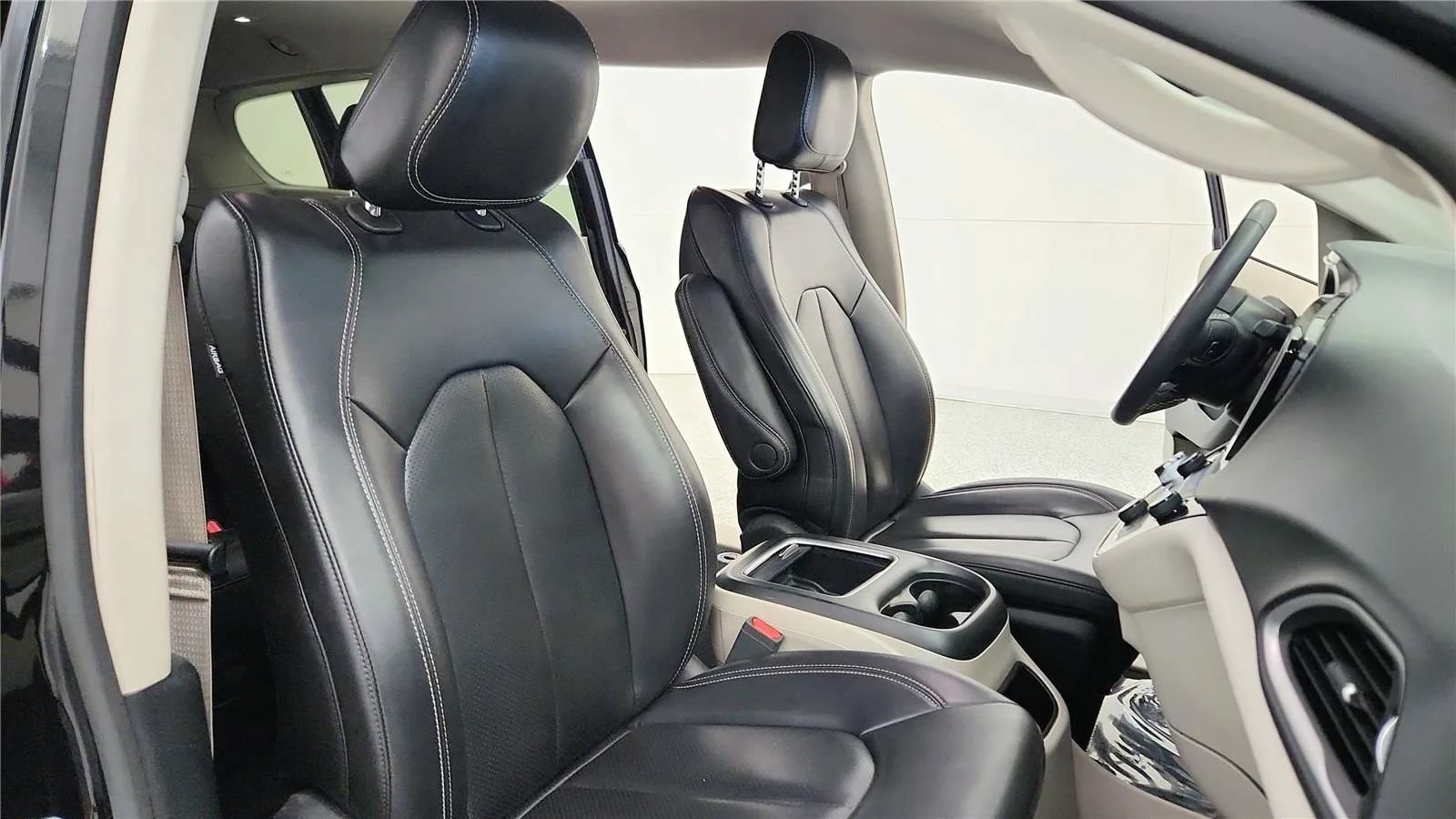 Used 2023 Chrysler Pacifica Touring-L FWD image 39