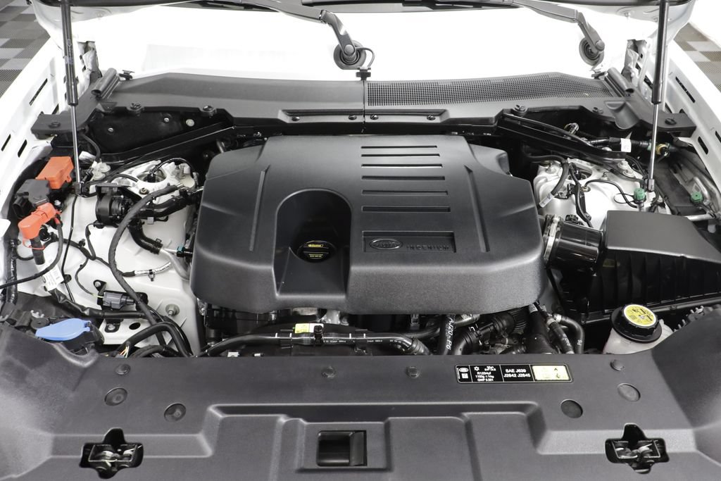 Certified 2025 Land Rover Defender 130 X-Dynamic SE AWD/4WD image 24