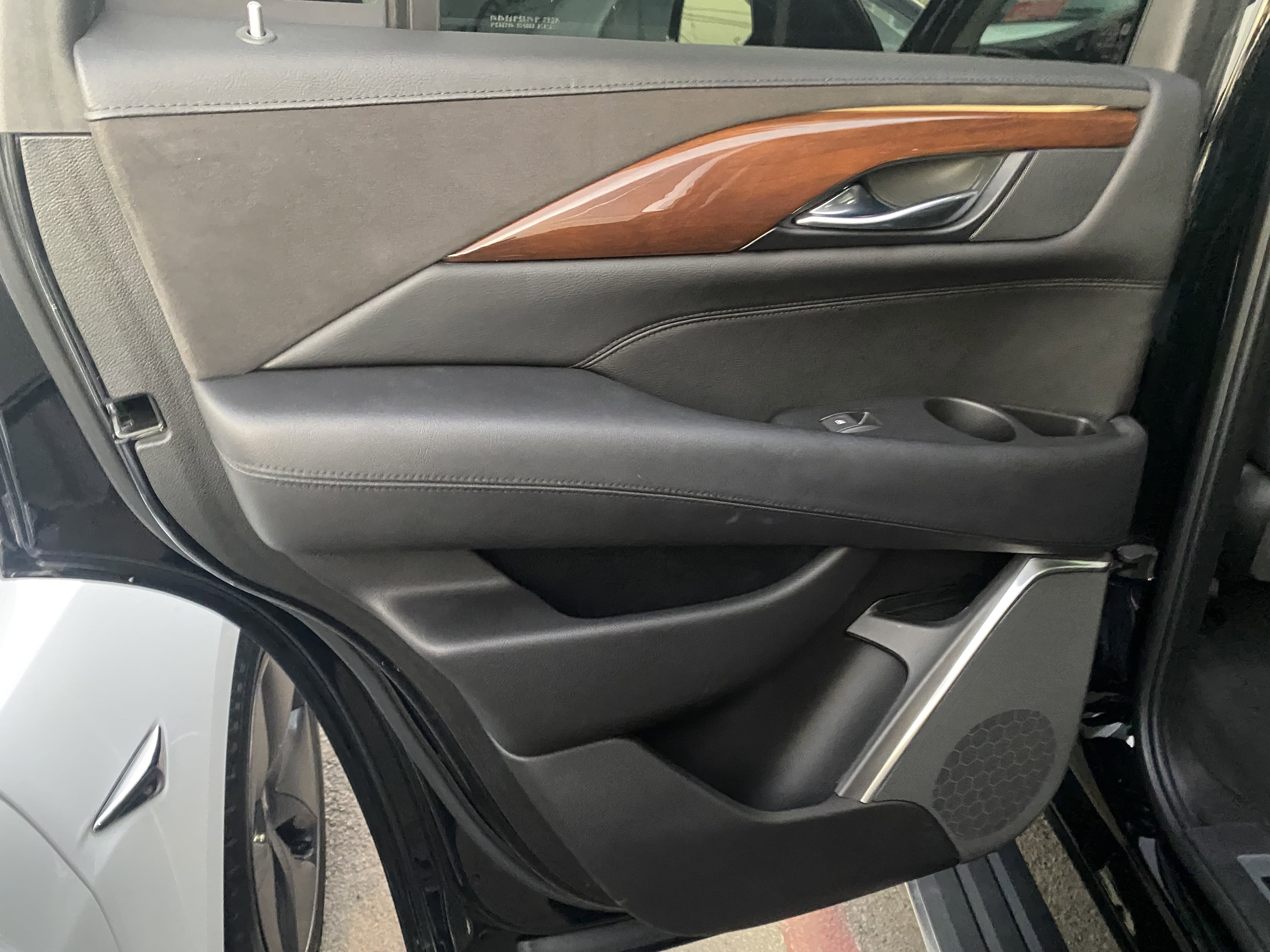 Used 2018 Cadillac Escalade Premium Luxury image 15