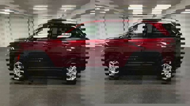 Used 2023 Jeep Grand Cherokee Laredo image 5