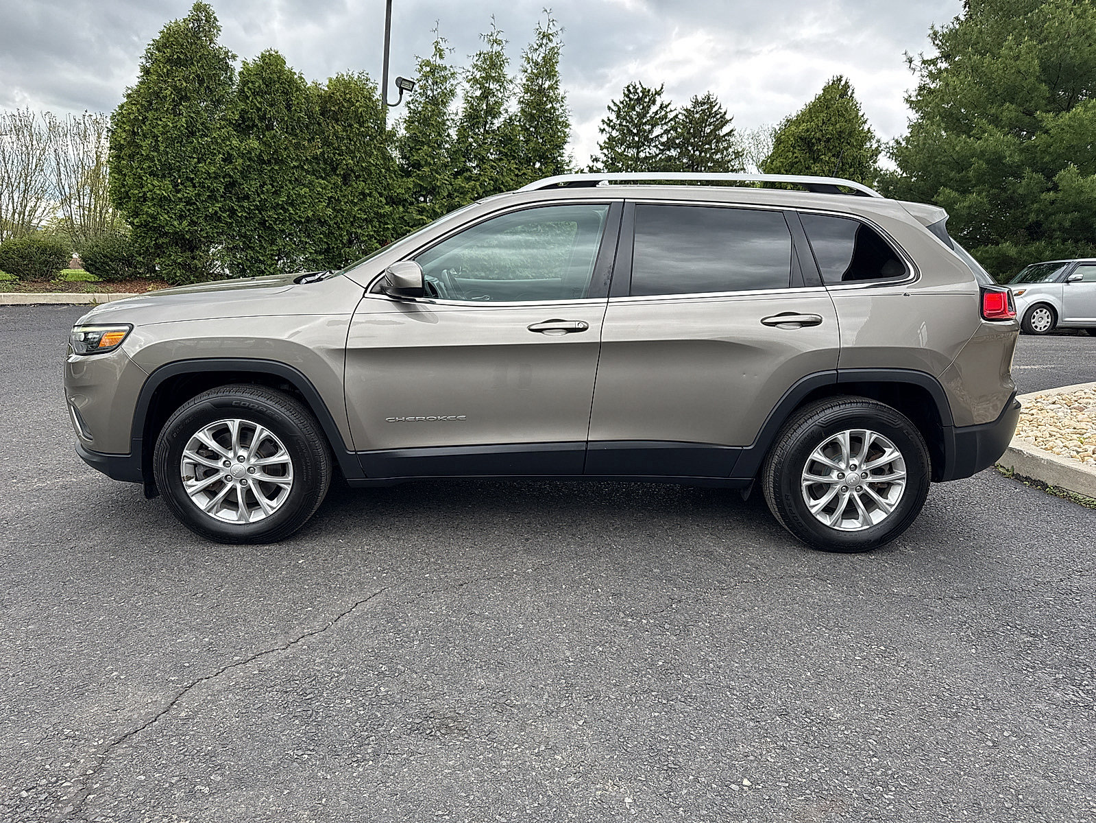 Used 2019 Jeep Cherokee Latitude w/ Cold Weather Group AWD/4WD image 13