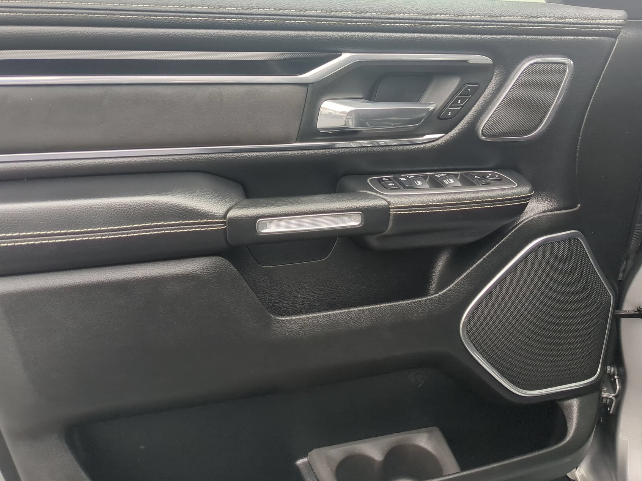 Used 2022 RAM 1500 Laramie AWD/4WD image 11