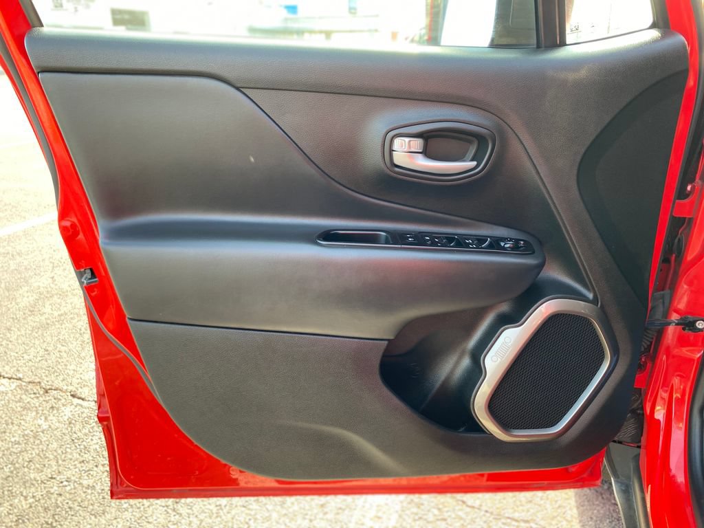 Used 2023 Jeep Renegade Latitude AWD/4WD image 19